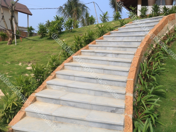 Bậc tam cấp đá ghi sáng – Tinh tế, bền đẹp cho công trình