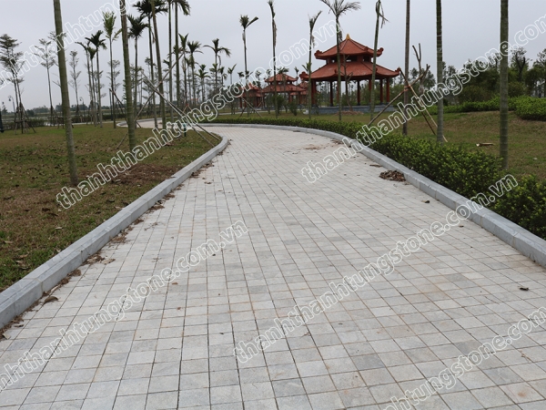 Đá cubic ghi sáng băm mặt – Mộc mạc, chắc chắn cho sân vườn và cảnh qu