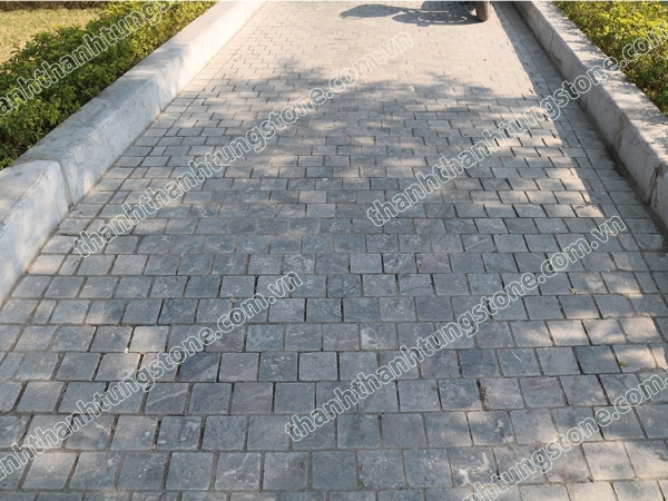 Đá cubic ghi sáng mài thô – bền chắc, tự nhiên cho sân vườn, cảnh quan