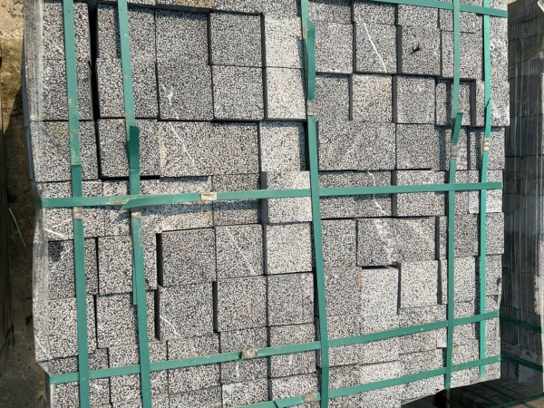 Đá cubic xanh đen băm toàn phần – bền chắc, chống trơn.
