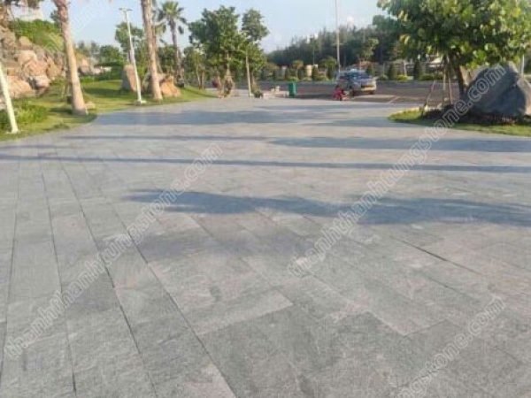 Đá đen Phú Yên khò lửa – mạnh mẽ, chống trơn, bền đẹp theo thời gian