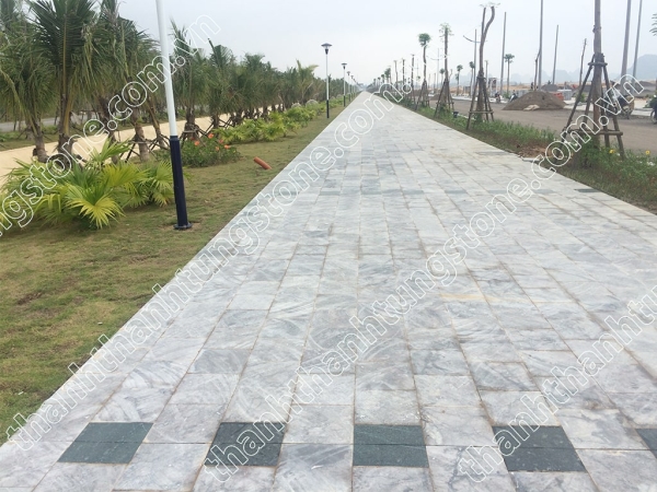 Đá ghi sáng cắt thô – vẻ đẹp tự nhiên, mộc mạc cho sân vườn
