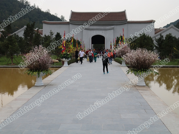 Đá xanh đen mài cát – bề mặt tinh tế, chống trơn, bền đẹp theo thời gi