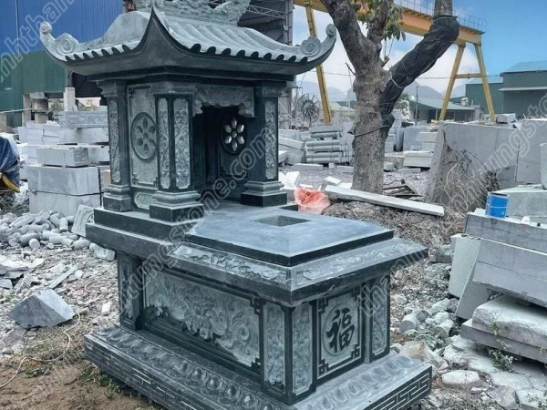 Mộ mái đá xanh rêu – bền chắc, trang nghiêm cho công trình tâm linh